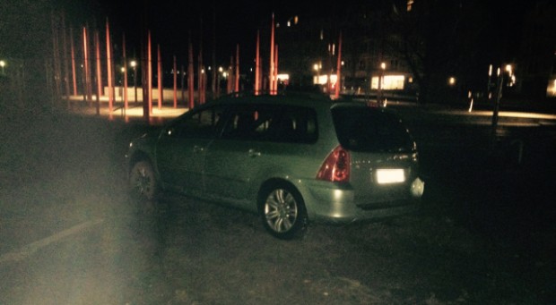 En bil satte sig fast i mudderet på Ladegårdsparkens nye torv. (Privatfoto).