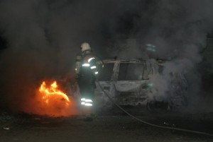 En bil udbrændte i nat ved svømmehallen. Foto: Freelancefotografen.dk