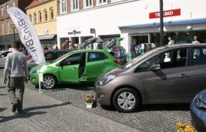 Biludstilling  i Ahlgade kan der blive flere af, når Ahlgade permanent gøres til gågade. Arkivfoto: Rolf Larsen