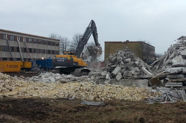 Nedrivningen af Bjergmarkkollegiet er i gang - Her er det Sønderhus, som jævnes med jorden. Foto: Morten Sundgaard.