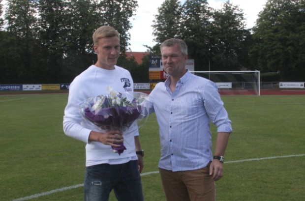 Der var blomster i Andreas Holm for hans 100 kampe for Nordvest FC. Foto: Rolf Larsen.