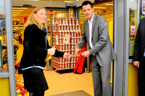 Borgmester Søren Kjærsgaard klippede snoren over til den nye Netto i Megacenter 2. Foto: Alex Christensen.