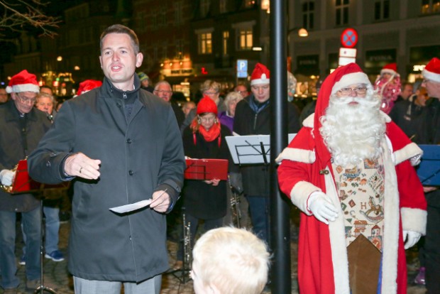 Borgmester Søren Kjærsgaard holder tale inden julelyset tændes. Foto: Michael Johannessen.