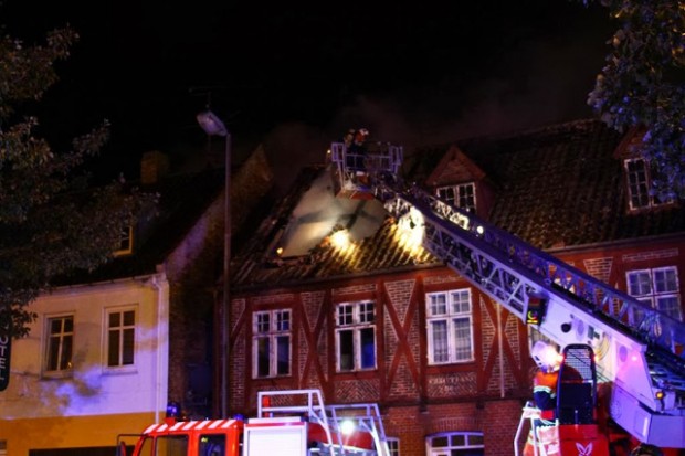 Brandvæsnet måtte i nat rykke ud til en brand i denne bygning på Jernbanevej. Foto: Skadestedsfotograf.dk - Johnny D. Pedersen.
