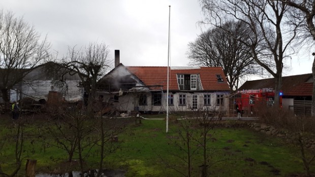 Brandvæsnet måtte søndag eftermiddag en tur til denne ejendom i Skimmede ved Tølløse. Foto: Michael Johannessen. 