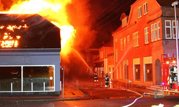 Der udbrød en voldsom brand i nat i en ejendom i Jyderup, som bl.a. huser en Expert forretning. Foto: Skadestedsfotograf.dk -  Johnny D. Pedersen.