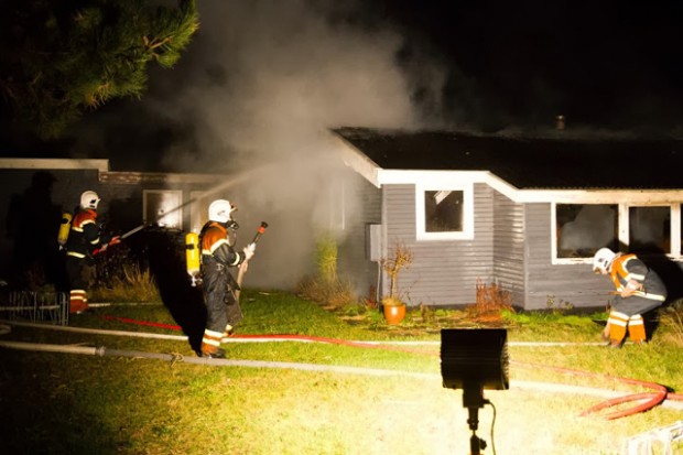 Ifølge politiet var det formentlig en vildfaren raket, der satte ild til et sommerhus tidligt i morges. Foto: Michael Johannessen.