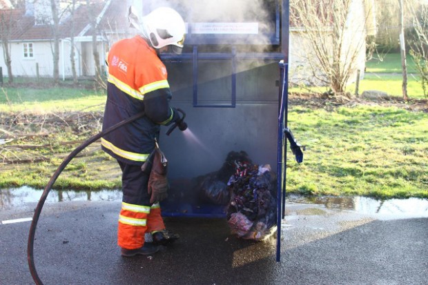 Nytårsaftensdag måtte brandfolkene i Mørkøv ud og slukke ild i en tøjcontainer. Foto: Skadestedsfotograf.dk - Johnny D. Pedersen.