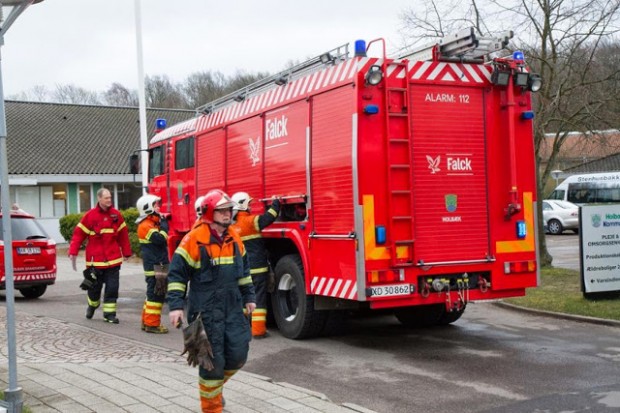 Brandvæsnet rykkede ud, da der opstod brand i en skraldespand på Plejehjemmet Stenhus i Holbæk.Foto:Michael Johannessen.