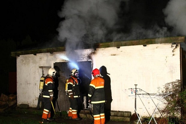 Natten til torsdag udbrød der brand i dette udhus på Hovedgaden i Mørkøv. Foto: Skadestedsfotograf.dk - Johnny D. Pedersen.