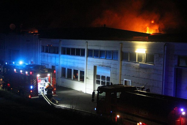 Kort før klokken fire natten til mandag udbrød der brand i denne industribygning. Foto: Morten Sundgaard - Skadestedsfotograf.dk