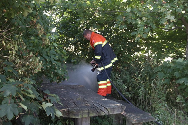 Tirsdag måtte brandvæsnet rykke ud, da gløder lå og ulmede ved et bord og bænkesæt. Holbæk Brandvæsen advarer nu mod brug af åben ild og maner til forsigtighed. Foto: Rolf Larsen.