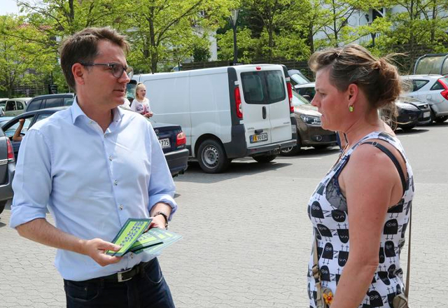 Den konservative folketingskandidat, Brian Mikkelsen, delte lørdag pjecer ud og snakkede med potentielle vælgere foran Kvickly i Holbæk. Foto: Michael Johannessen.