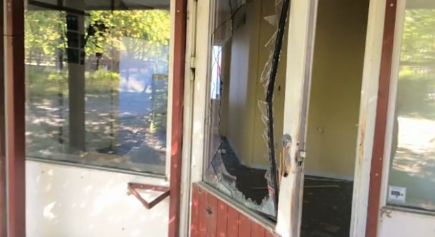 Brunhøjskolen i Holbæk i forfald - bl.a. fordi hærværksmænd smadrer vinduer. Screendump fra video.