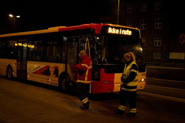 En bybus spildte fredag aften dieselolie på sin tur rundt i byen. Foto: Michael Johannessen.