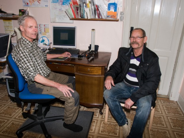 Da Orøs snart pensionerede læge Carsten Roug aldrig bærer lægeuniform, vil vi for god ordens skyld at lægen er personen ti venstre. Foto: Jesper von Staffeldt.