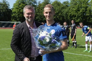 Elitechef Asger Madsen overækker blomster til Christian Lundsteen i anledning af hans 50 kampsjubilæum. Foto: Rolf Larsen.