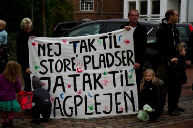 Omkring 40 forældre og dagplejere tog onsdag imod byrådspolitikerne foran Rådhuset. Foto: Michael Johannessen.