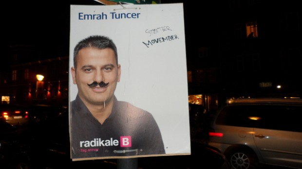 En vittig person har tegnet overskæg på Emrah Tuncer - og samtidig sat fokus på mænds sundhed. Foto: Rolf Larsen.