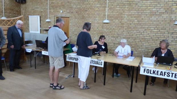 Der var ikke ligefrem kø ved valgstedet i Orø Forsamlingshus, da EU-valget startede kl. 9. Foto: Jesper von Staffeldt.