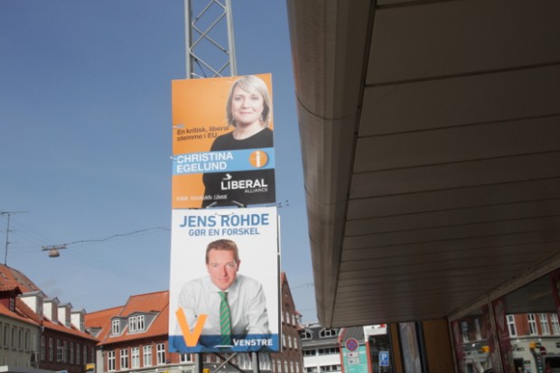 Så hænger der igen politikere i lygtepælene. Foto: Rolf Larsen.