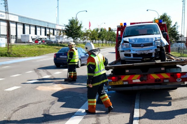 To biler kørte ind i hinanden på Roskildevej i Holbæk. Foto: Michael Johannessen.