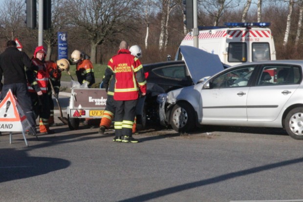 En person blev kørt til sygehuset efter et færdselsuheld mandag eftermiddag i krydset Valdemar Sejrsvej og Omfartsvejen. Foto: Rolf Larsen.