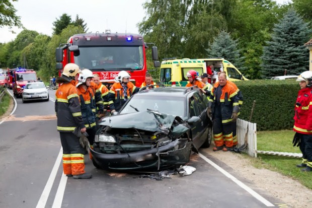 To personer blev kørt til tjek på Holbæk Sygehus efter et færdselsuheld ved Mørkøv. Foto: Michael Johannessen.