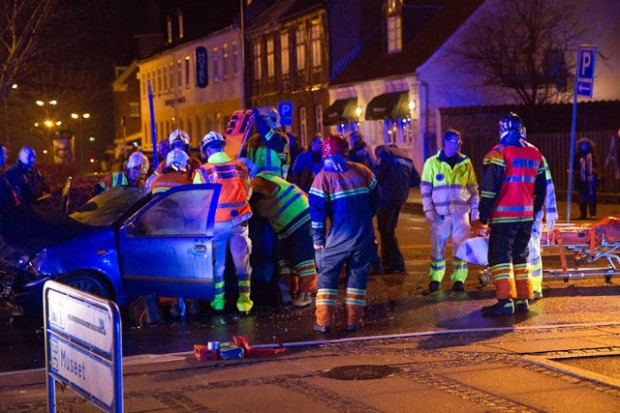 Redningsmandskabet i færd med at redde den kvindelige bilist ud af bilen efter færdselsuheldet lørdag aften. Foto: Michael Johannessen.