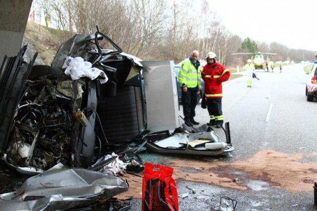 Føreren af denne bil blev hårdt kvæstet fløjet til Rigshospitalets Traumecenter. Foto: Skadestedsfotograf.dk - Johnny D. Pedersen.