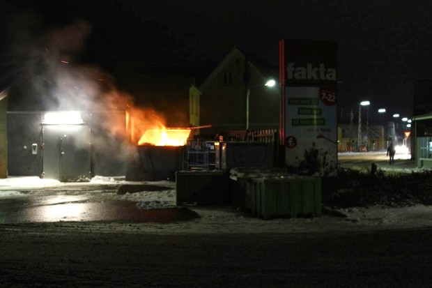 Mandag aften udbrød der brand i en container ved Fakta i Jyderup. Foto: Skadestedsfotograf.dk - Johnny D. Pedersen.