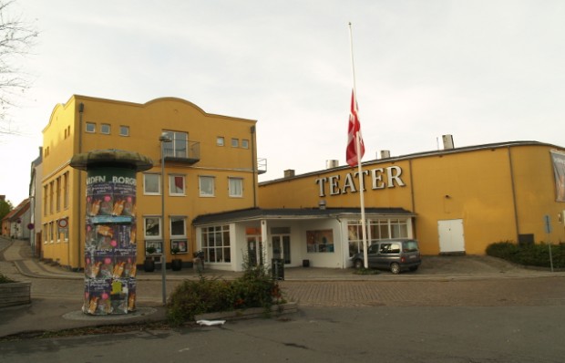 Flaget var på halvt foran Holbæk Teater i dag. Foto: Rolf Larsen.