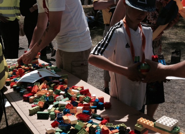 På Holbæk Kommunes bod på Folkemødet, kunne man bygge med Lego-klodser. Foto: TV Vestsjælland.
