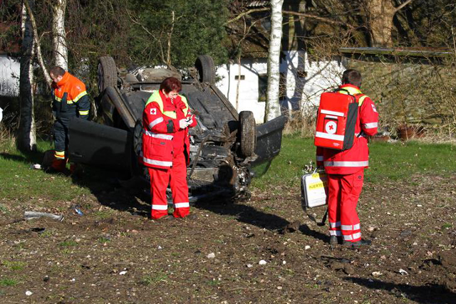 Samaritter fra Røde Kors gav førstehjælp indtil ambulancen kom frem, da en bilist søndag morgen kørte galt ved Nr. Jernløse. Foto: Skadestedsfotograf.dk - Johnny D. Pedersen.