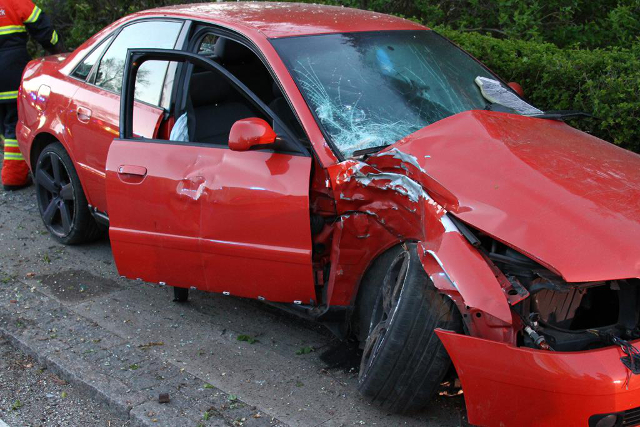 Bilen var godt smadret efter uheldet lørdag aften. Foto: Skadestedsfotograf.dk - Johnny D. Pedersen.