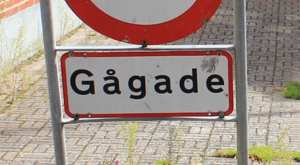 Et skilt som dette, vil fremover gøre bilister opmærksom på, at Ahlgade er gågade. Foto: Jonas Søby.