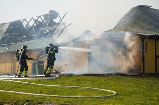 Brandfolkene fra Lejre Brandvæsen fik lørdag assistance i form af en tankvogn fra Holbæk. Foto: Michael Johannessen.