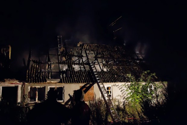 Fredag aften udbrød der brand i denne gård på Kisserupvej. Foto: Michael Johannessen.