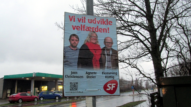 Denne plakat fra Socialistisk Folkeparti blev fotograferet fredag eftermiddag på Roskildevej i Vipperød. Foto: Rolf Larsen.