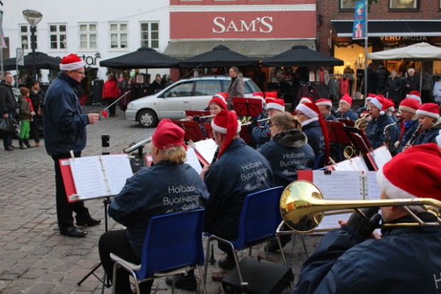 Holbæk Byorkester spillede traditionen tro på Torvet i Ahlgade. Foto: Jesper von Staffeldt.