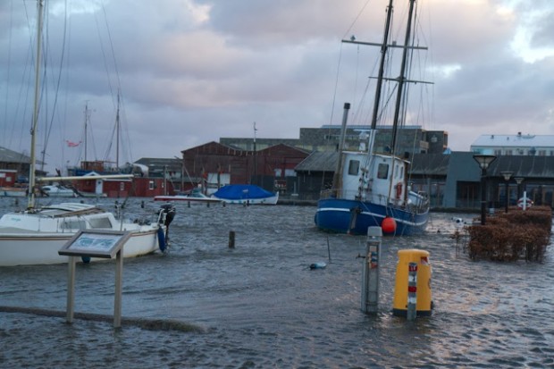 Den forhøjede vandstand efter 'Bodil' har sat bl.a. Gl. Havn i Holbæk under vand. Foto: Michael Johannessen.