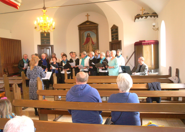 Holbæk Seniorkor gav lørdag eftermiddag koncert i Sct. Stefans Kirke i Andelslandbyen Nyvang. Foto: Henning Lundhøj.