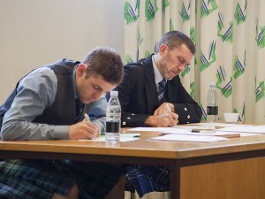 De to skotske dommere, John Henderson og Brian Lamond, var kommet på en stor opgave med konkurrencer gennem hele lørdagen.