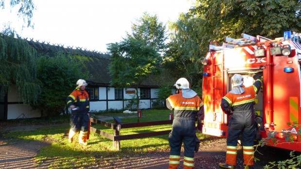 Brandfolkene måtte tirsdag morgen rykke ud til denne stråtækte ejendom ved Orø Skole og behandlingshjem. Foto: Jesper von Staffeldt.