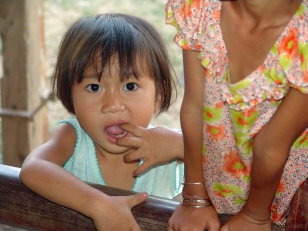 Billedet her er taget på grænsen mellem Combodia og Vietnam. bemærk pigens ansigtsudtryk. Foto: Jesper von Staffeldt.
