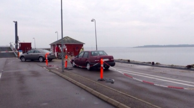 Sådan kan der se ud ved Orø havn kl. 9.30 , hvor der indtil for et par år siden altid var fyldt godt op med biler , når det store pensionisttræf satte kurs mod Holbæk by og Mega-centerets fristelser. I dag ser man til gengæld mange biler på parkeringspladsen på Orø Havn
