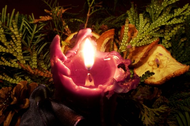 Levende lys er hyggeligt i julen - men også årsag til mange brande. Foto: Oxfordia Kissuth (CC BY-SA 3.0)