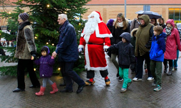 Julemanden var med, da der blev danset om træet på markedspladsen i Svinninge. Foto: Tom Trædmark Jensen.