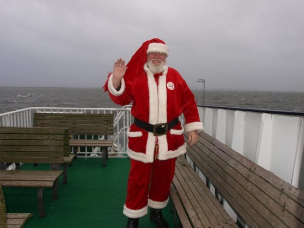 Julemanden benytter også Orø-færgen i juletiden - om pensionistrabatten også gælder ham, ved vi dog ikke. Arkivfoto: Jesper von Staffeldt.