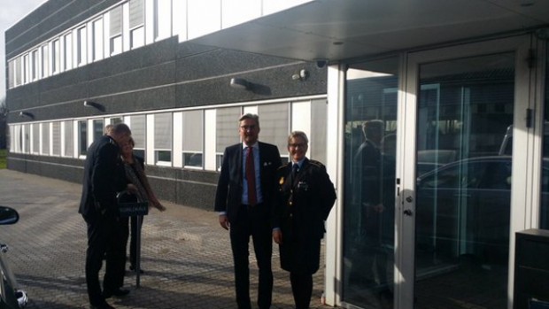 Justitsminister Søren Pind foran politistationen i Holbæk. Foto: Politiet.
